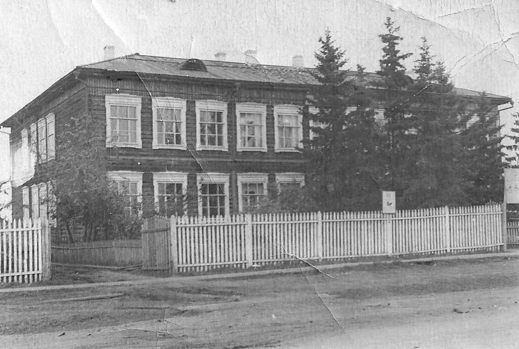 Средняя школа в селе Усть-Уда где учился Валентин Распутин с 1948 по 1954г, в настоящее время - средняя школа в селе Юголок